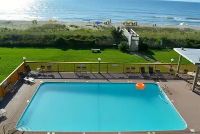 Image de Sanctuaire balnéaire avec piscine et balcon