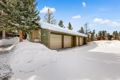 Image de Cozy condo w / un bain à remous privé, tennis partagé, salle de gym et vue sur la vallée du Fraser