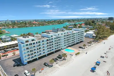 Image de Cozy condo front de mer w / une piscine chauffée partagée - à quelques pas de la plage!