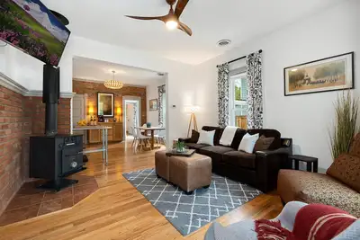 Image de Lola House! Confort douillet, Prime Old Town Location