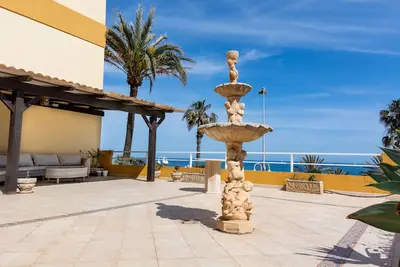 Image de Première ligne de magnifique appartement de plage. Bon canapé et commodités