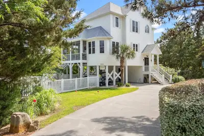 Image de Amusante maison en bord de mer avec piscine privée et voiturette de golf pour un accès facile à la plage!