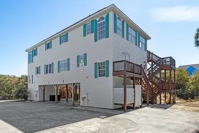 Image de Duplex de 3e rangée, avec piscine communautaire et accès facile à la plage.