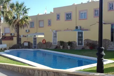 Image de Cet appartement spacieux situé au 2ème étage comprend 3 chambres, 2 salles de bains et un solarium.