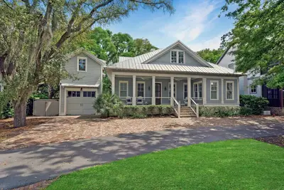 Image de Ocean Oaks cottage 10 \"Boardwalk Beach House\" est situé dans le plus récent développement de Jekyll.