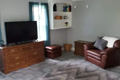 Image de Bungalow rénové et calme à quelques minutes du centre-ville de Louisville - Derby