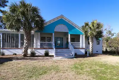 Image de Pittoresque, Oceanside Home avec voiturette de golf, Ă quelques pas de la plage et de la piscine!