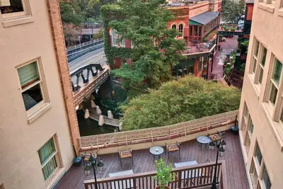 Image de Spacieux River Walk Resort près de la plus vieille église en pierre d'Alamo et des Amériques