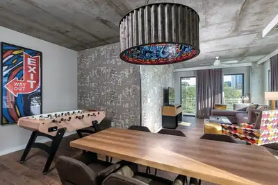 Image de Centre-Ville d'Austin avec piscine sur le toit et espace barbecue, foyer Ă feu, mĂŞme un centre de fitness - Nous avons tout