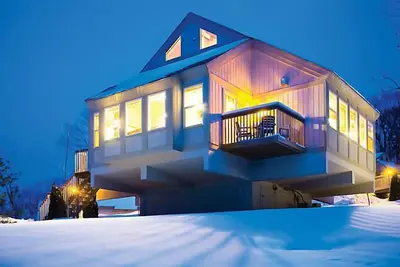 Image de Christmas Mountain Village Resort entièrement approvisionné avec 13 pistes de ski, golf 27 trous, courts de tennis et plus