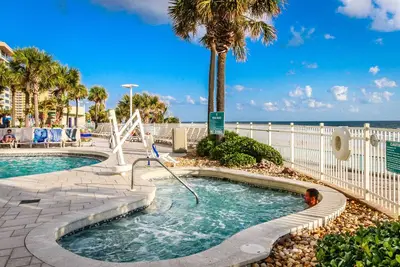 Image de Condo front de mer avec 4 piscines partagées, rivière paresseuse, salle de fitness et plus!