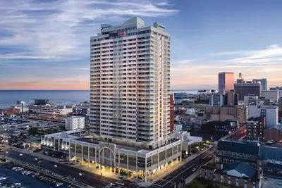 Image de Complexe hôtelier Atlantic City Boardwalk High Rise près des casinos avec piscine intérieure et bain à remous extérieur