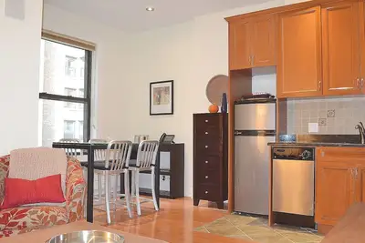 Image de Appartement 1br de luxe meublé avec terrasse et laveuse \/ sécheuse, à quelques pas de Central Park