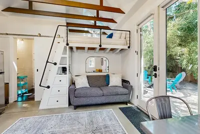 Image de Magnifique chalet studio avec terrasse privée, foyer au coeur du North End!