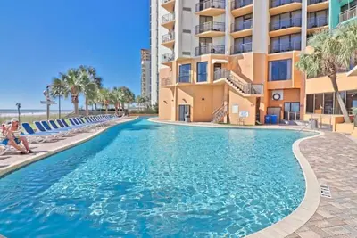 Image de Beau studio Direct Oceanfront avec un grand balcon privé sur l'océan