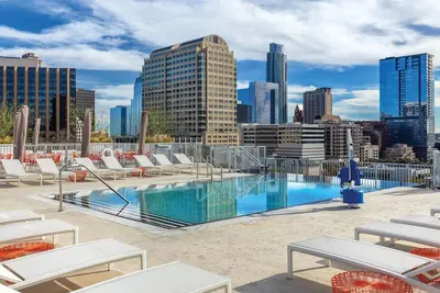 Image de Centre-Ville d'Austin avec piscine sur le toit et espace barbecue, foyer à feu, même un centre de fitness - Nous avons tout