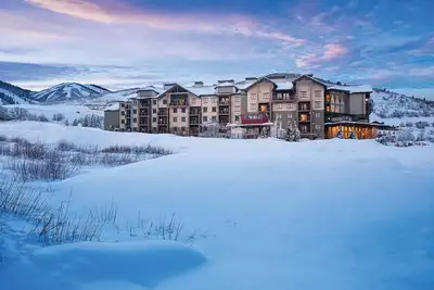 Image de Mountain Side Resort avec accès direct aux pistes avec piscines intérieures et 2 bains à remous en plein air
