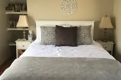 Image de * Nena’s Place Airbnb, une chambre spacieuse et confortable avec salle de bains privative.