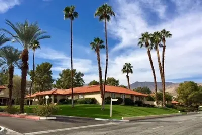 Image de Palm Desert! Spa privé creusé, maison de ville de tennis de niveau unique. Nouvelle liste