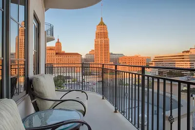 Image de Centre-ville de San Antonio Resort près de RiverWalk et The Alamo avec piscine sur le toit et bain à remous