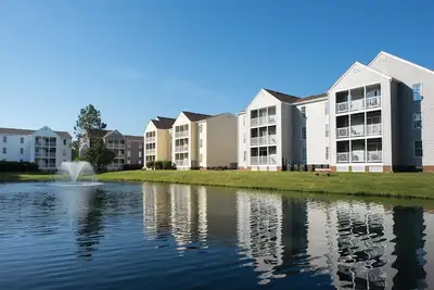 Image de Profitez de notre complexe de style colonial à Williamsburg avec parking gratuit, accès à la piscine, mini-golf et tennis