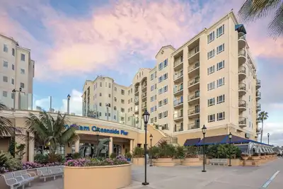 Image de Profitez de notre station balnéaire du centre-ville au bord de l’océan avec piscine, bain à remous, sauna, salle de jeux et centre de remise en forme