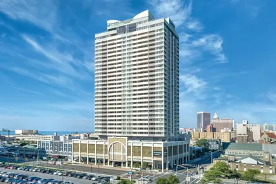 Image de Atlantic City Boardwalk High Rise Resort près des casinos avec piscine intérieure et bain à remous extérieur