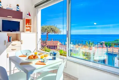 Image de Il Geranio Sant'Elmo - vue mer, pour 4, 5 minutes Ă pied de la plage, petit jardin