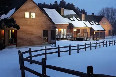 Image de Christmas Mountain Village Resort entièrement approvisionné avec 13 pistes de ski, golf 27 trous, courts de tennis et plus