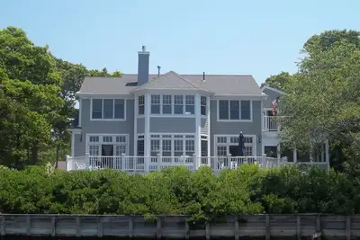 Image de Superbe Waterfront Home W / Dock, . 5 Mi à la plage privée et piscine, 10-12 personnes
