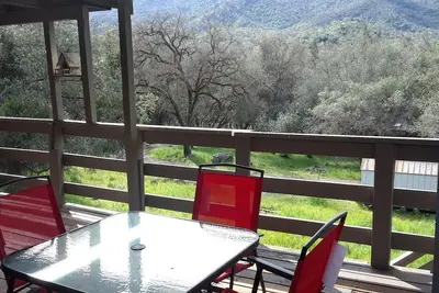 Image de Bienvenue dans une retraite spacieuse de 3\/4 acres qui se soumet à la beauté de la nature.