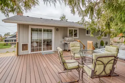 Image de Très bien situé et fantastique remodelage fait de cette maison familiale de Manzanita un tremplin pour le plaisir!