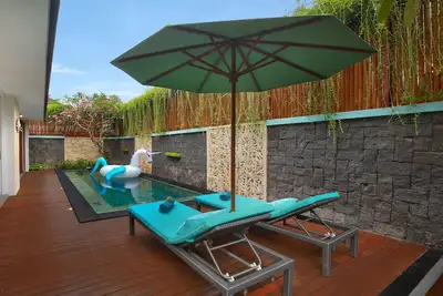 Image de Villa confortable avec 3 chambres et piscine Ă Legian
