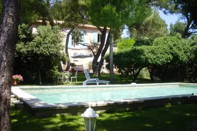 Image de Bastide Provençale à l'ombre de pins et chênes centenaires