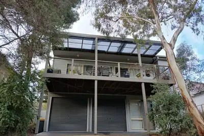 Image de Maison de vacances dans un cadre de brousse autochtone surplombe les zones humides