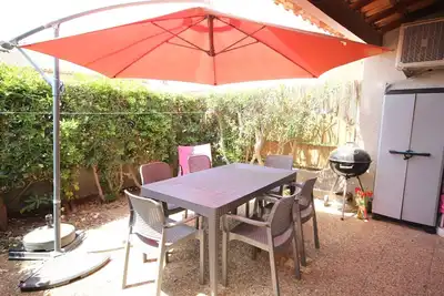 Image de Maison d'angle clôturée dans résidence sécurisée avec piscine commune, 4 couchages, Clim. . .