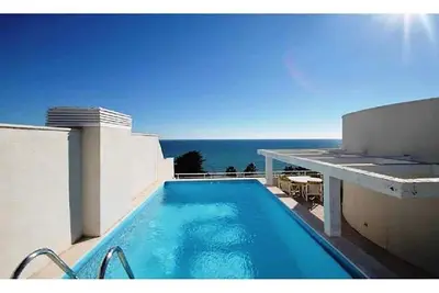 Image de Magnifique penthouse avec piscine privée sur le toit juste au bord de la mer