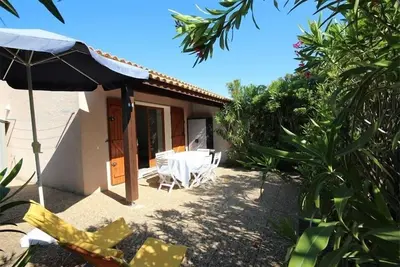Image de Jolie maison de vacances, séjour climatisé, 5 couchages, 400m de la mer, dans résidence. . .