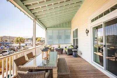 Image de Piscine privée à seulement 3 pâtés de maisons de Folly Beach! 3 lit, 2. 5 salles de bain à la maison.