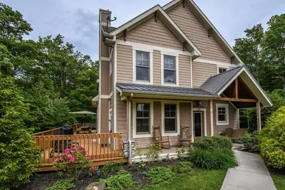 Image de Maison située au centre avec un bain à remous et une table de billard!