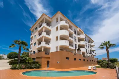 Image de 2 chambres, 2 salles de bain appartement spacieux avec piscine partagée