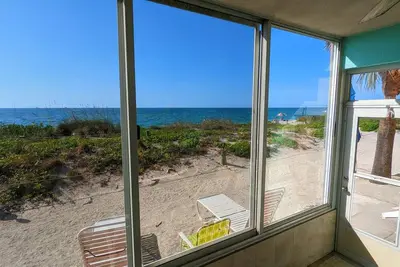 Image de Beau Condo, Sur La Plage Avec Bateau De Bateau, Vue Sur Le Golfe, Donnant Sur La Plage.
