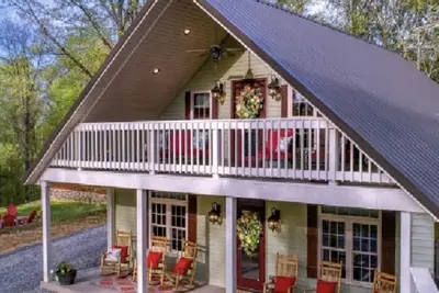 Image de Nouvelle construction, belle maison avec bateau