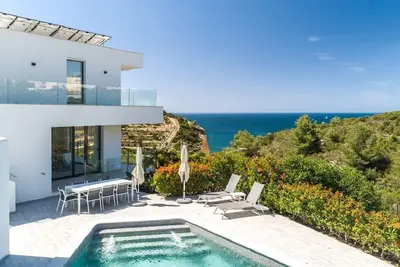 Superbe villa avec une vue exceptionnelle sur la mer et un design moderne