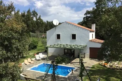 Image de Chalet modernisé avec annexe et piscine dans un cadre paisible et magnifique