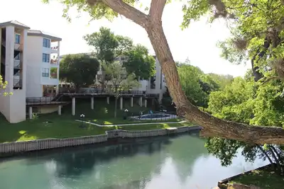 Image de Condo ouvert pour la fête du travail sur la rivière Comal