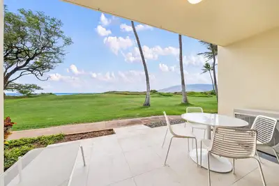Image de Waiohuli Beach Hale D-126 Le meilleur emplacement au bord de l'océan dans le complexe avec vue sur l'océan