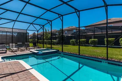 Image de Maison moderne de 8 chambres avec piscine et salle de jeux dans ChampionsGate Resort, près de Disney