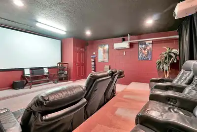 Image de Fabuleuse maison avec 4 chambres et piscine, salle de cinéma maison de 120 \"et table de billard pour 10 personnes