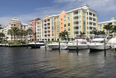 Image de Nouveau condo dans le style de vie sur la marina des voies navigables Intrasoastal